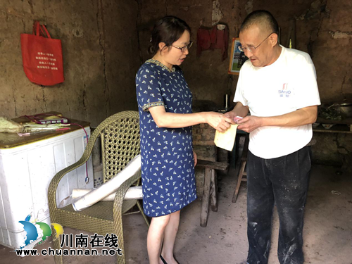 南溪区长兴镇：中秋节关爱计生特殊家庭(图2)