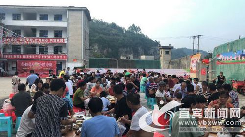 宜宾400余名干群&nbsp;在地震安置点共度中秋(图1)