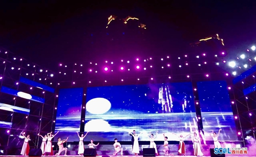 震后更美丽&nbsp;宜宾长宁举办万人赏月诵中秋活动(图2)