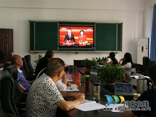 龙马潭区教师进修学校组织观看第七届全国道德模范颁奖仪式专题节目(图1)