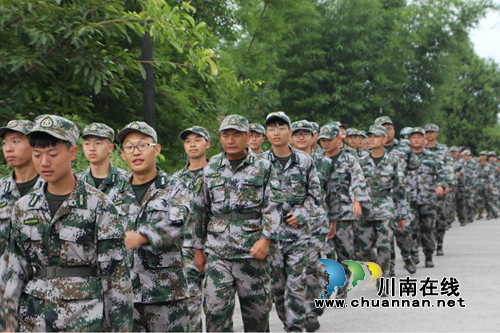 四川三河职业学院组织开展2019级新生军训拉练活动(图3)