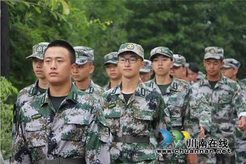 四川三河职业学院组织开展2019级新生军训拉练活动(图4)