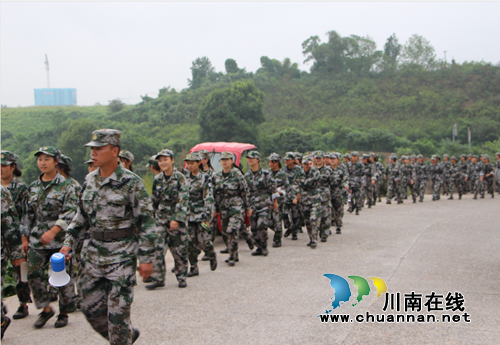 四川三河职业学院组织开展2019级新生军训拉练活动(图5)