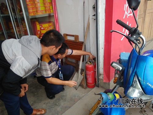 泸县潮河镇开展烟花爆竹、酒类企业安全检查(图2)