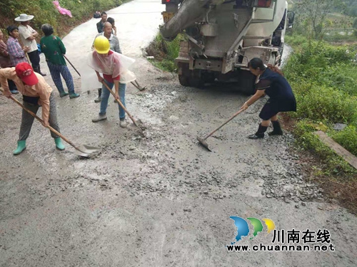 纳溪区棉花坡镇：人大代表心系群众&nbsp;与民劳动度中秋(图1)