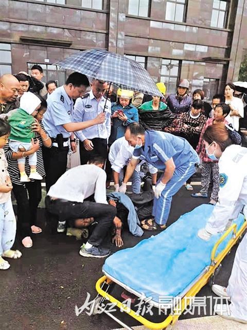 雨天安装防护栏&nbsp;内江男子疑似触碰高压线受伤(图1)