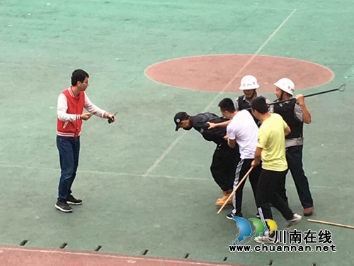泸县六中开展防暴恐应急演练(图1)