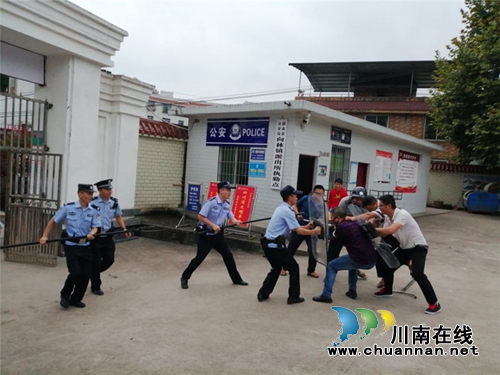 叙永县向林镇中心校：警校联手擒“歹徒”筑牢师生安全网(图1)