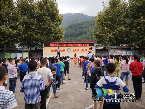 叙永县向林镇中心校：警校联手擒“歹徒”筑牢师生安全网(图2)