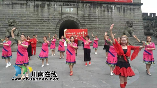 江阳区北城街道：舞出巾帼之美&nbsp;丰富群众文化生活(图1)