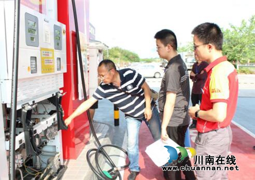 合江县市场监管局“三个突出”强化成品油专项整治(图1) 合江县市场监管局“三个突出”强化成品油专项整治(图1)