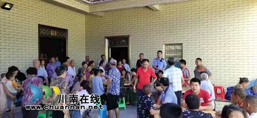 泸县石桥：民警利用农户办酒席开展宣传工作(图1)