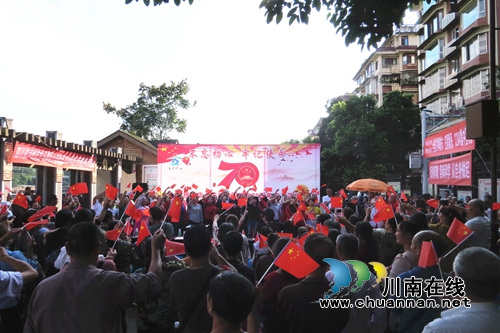 龙马潭区小市街道杜家街社区开展“不忘初心&nbsp;牢记使命”主题教育文艺演出(图1)