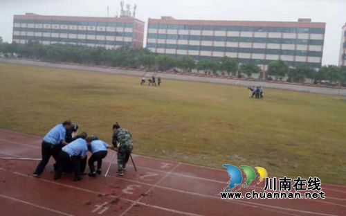 四川三河职业学院开展反恐防暴应急演练(图2)