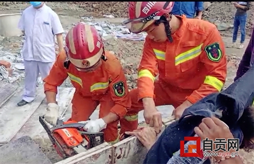 自贡：三厘米长钉子“咬”住工人左手(图1)