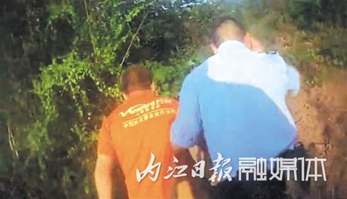 内江：河中有人大喊救命&nbsp;渔夫民警接力施救(图1)