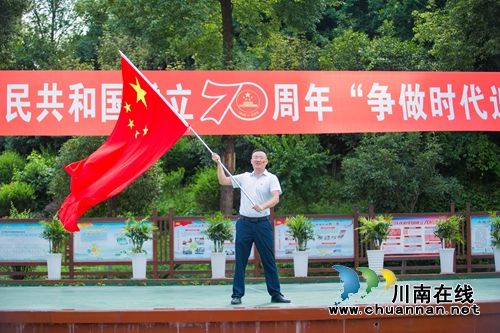 泸州十八中以创意造型献礼新中国成立70周年(图2)