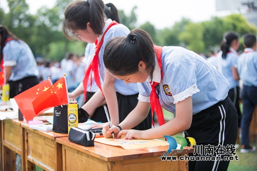 泸州十八中以创意造型献礼新中国成立70周年(图3)