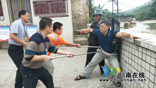 合江九支中学组织反恐防暴应急演练(图1)