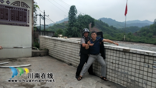 合江九支中学组织反恐防暴应急演练(图2)