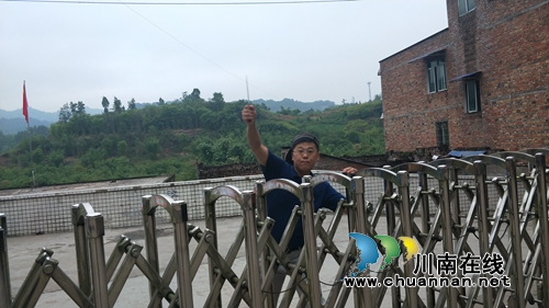 合江九支中学组织反恐防暴应急演练(图3)