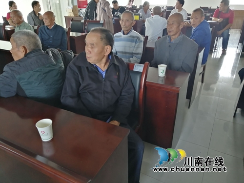 泸县海潮镇组织特困老人参加“晚情行动”(图2)