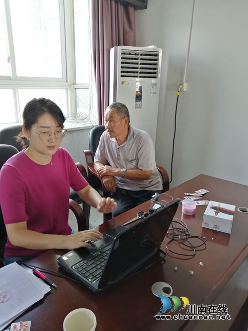 泸县海潮镇组织特困老人参加“晚情行动”(图3)