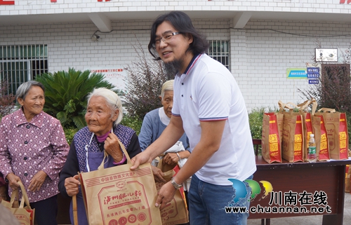 泸州肥儿粉有限公司到泸县立石镇慰问高龄老人(图1)
