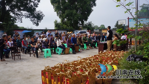 泸州肥儿粉有限公司到泸县立石镇慰问高龄老人(图4)