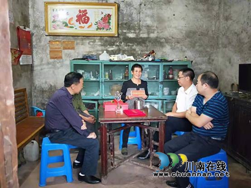 合江县领导慰问“全国孝亲敬老”典范董传秀(图3) 合江县领导慰问“全国孝亲敬老”典范董传秀(图3)
