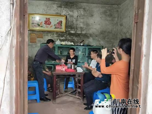 合江县领导慰问“全国孝亲敬老”典范董传秀(图4) 合江县领导慰问“全国孝亲敬老”典范董传秀(图4)