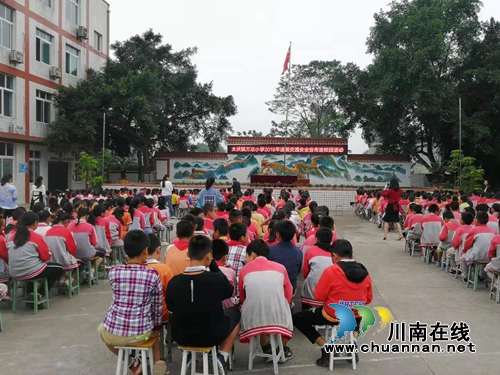 泸县太伏镇开展道路交通安全宣传进校园活动(图1)