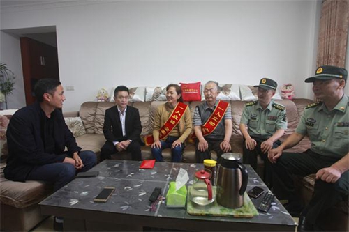 自贡：军地携手送喜报&nbsp;“一等功臣”耀家乡(图2)