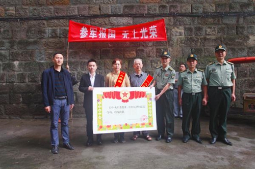 自贡：军地携手送喜报&nbsp;“一等功臣”耀家乡(图3)