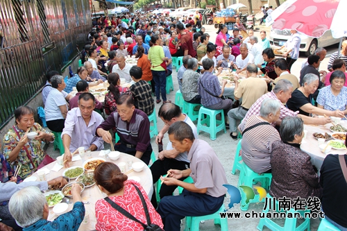 龙马潭区红星街道：近千名老人同聚坝坝宴&nbsp;喜庆国庆迎重阳(图1)