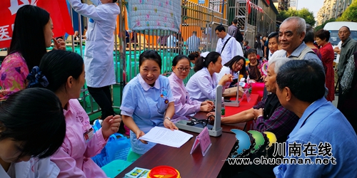 龙马潭区红星街道：近千名老人同聚坝坝宴&nbsp;喜庆国庆迎重阳(图3)