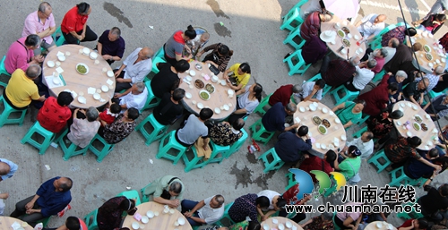 龙马潭区红星街道：近千名老人同聚坝坝宴&nbsp;喜庆国庆迎重阳(图4)