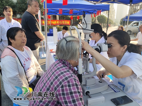 泸州：唱红歌颂祖国&nbsp;新联会关爱老兵送健康(图4)