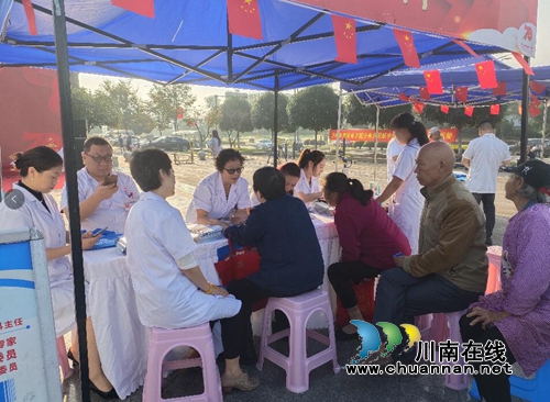 泸州：唱红歌颂祖国&nbsp;新联会关爱老兵送健康(图5)