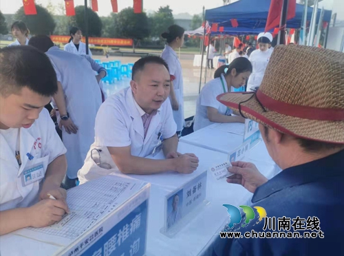 泸州：唱红歌颂祖国&nbsp;新联会关爱老兵送健康(图6)