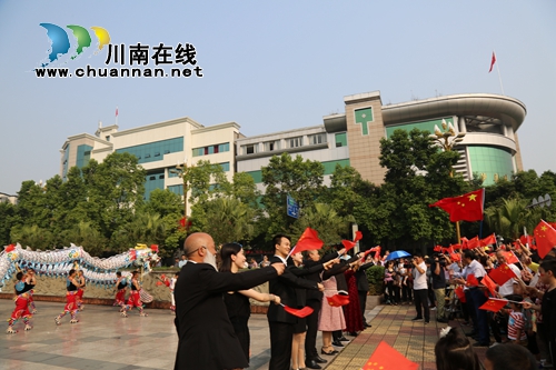 泸县:千人合唱《我和我的祖国》礼赞伟大祖国(图2) 泸县:千人合唱《我和我的祖国》礼赞伟大祖国(图2)