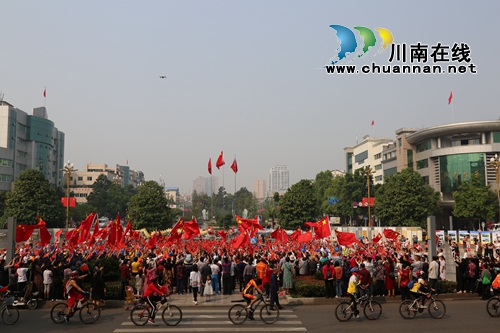 泸县:千人合唱《我和我的祖国》礼赞伟大祖国(图3) 泸县:千人合唱《我和我的祖国》礼赞伟大祖国(图3)