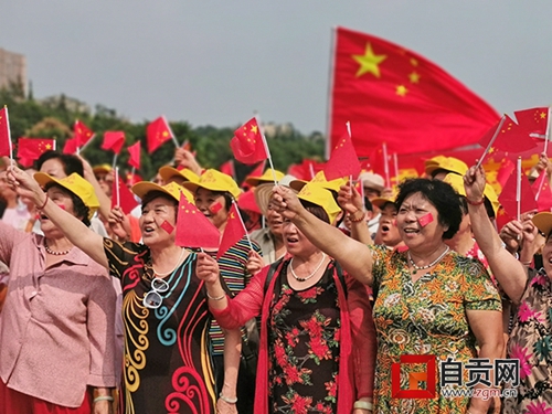 自贡：百名老人齐唱《我和我的祖国》(图1)