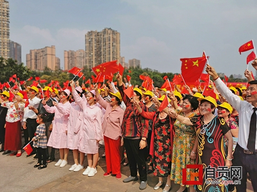 自贡：百名老人齐唱《我和我的祖国》(图2)