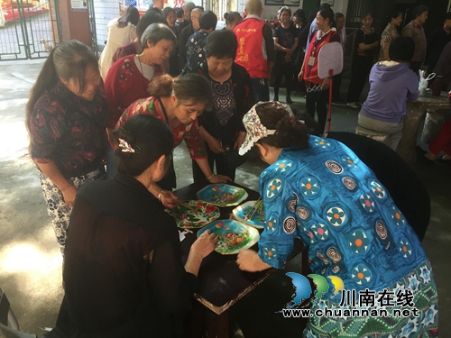 龙马潭区小市街道杜家街社区开展“幸福健康·浓浓重阳情”趣味运动会