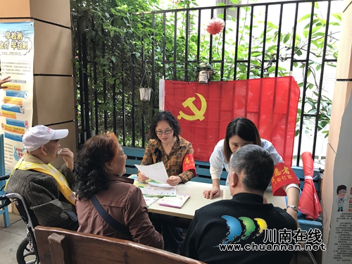 龙马潭区小市街道上大街社区开展“爱满重阳节&nbsp;情暖老人心”活动(图1)