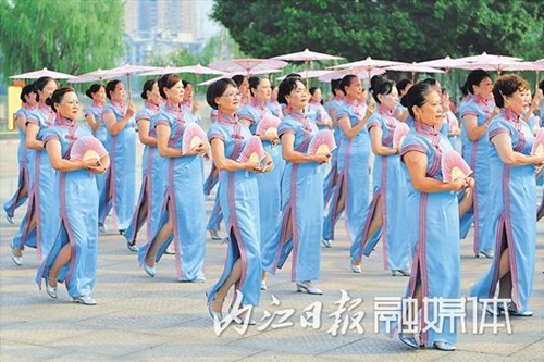 内江：老年大学模特秀&nbsp;共祝祖国明天更美好(图2)
