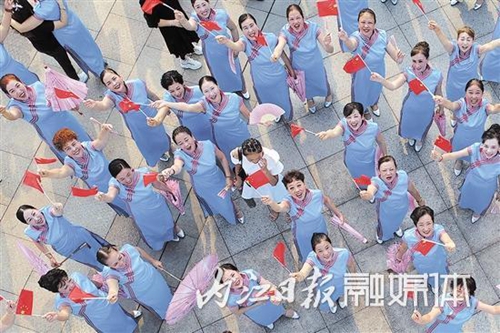 内江：老年大学模特秀&nbsp;共祝祖国明天更美好(图3)