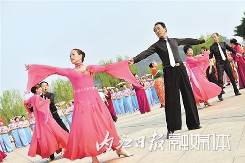 内江：老年大学模特秀&nbsp;共祝祖国明天更美好(图4)