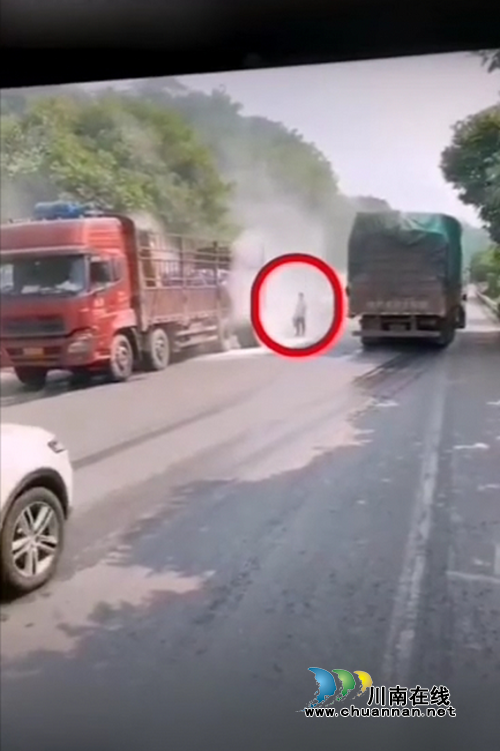 路遇货车起火 泸州公交司机秒变“灭火英雄”(图1) 路遇货车起火 泸州公交司机秒变“灭火英雄”(图1)